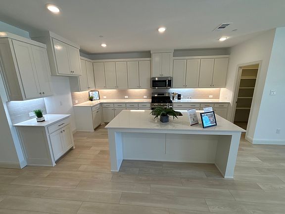 2nd image of 2837 Jacaranda Dr