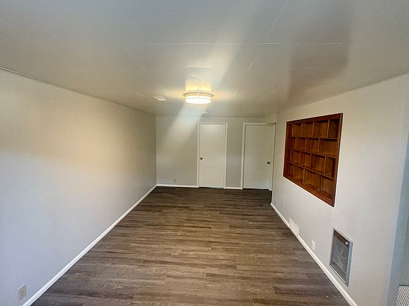4th image of 974 E Montclair Dr