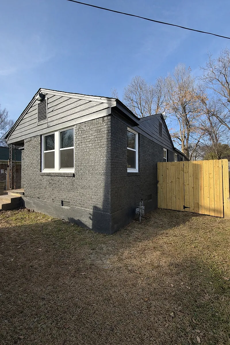 Building Photo - 2846 Yale Ave