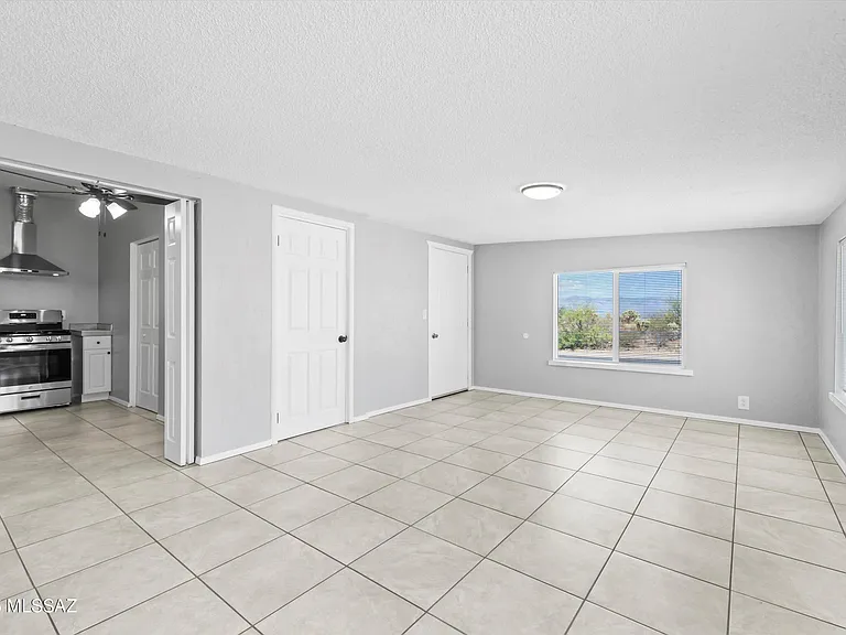 202 S Avenue C — Photo 12