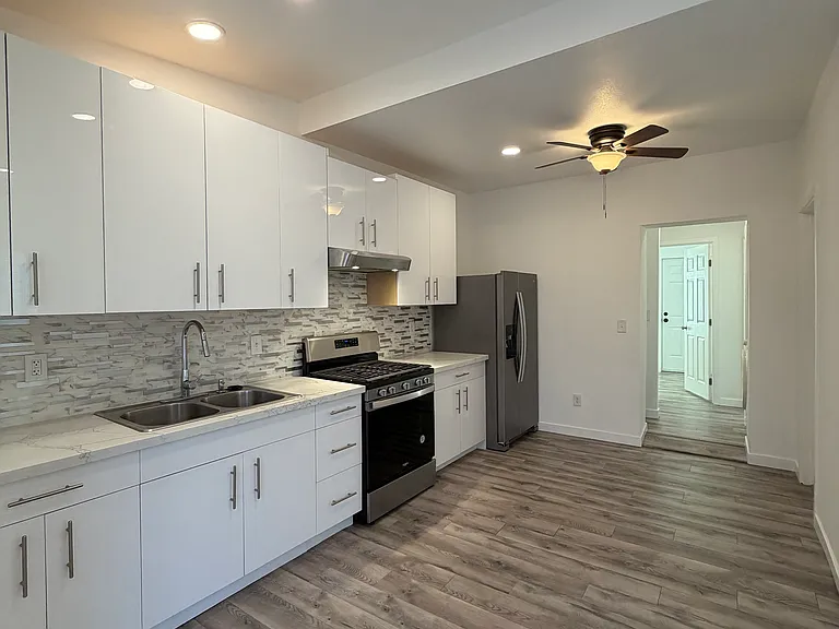 13950 Hesperia Rd #3B — Photo 3