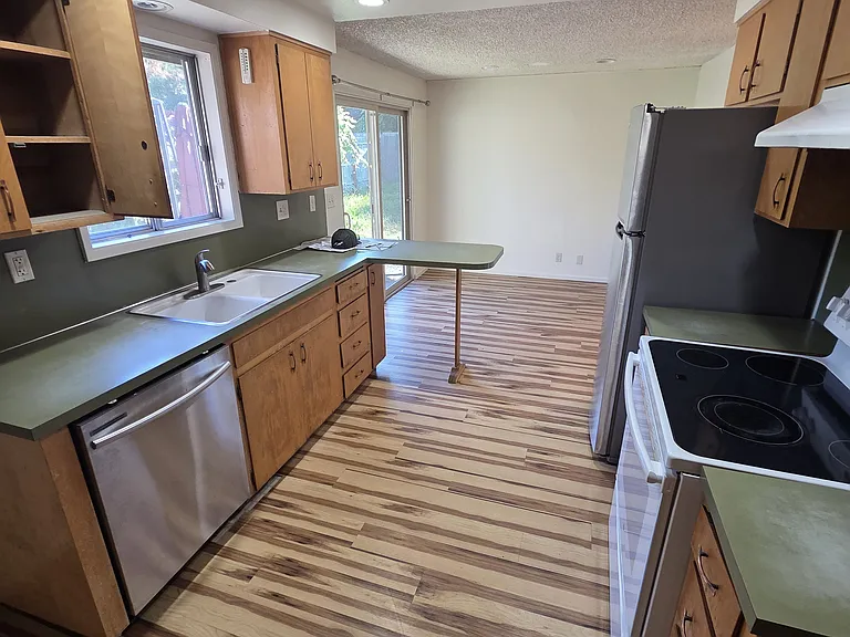 3945 Oak St — Photo 12