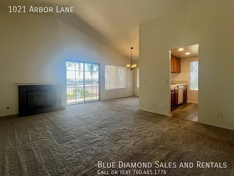 1021 Arbor Ln — Photo 4