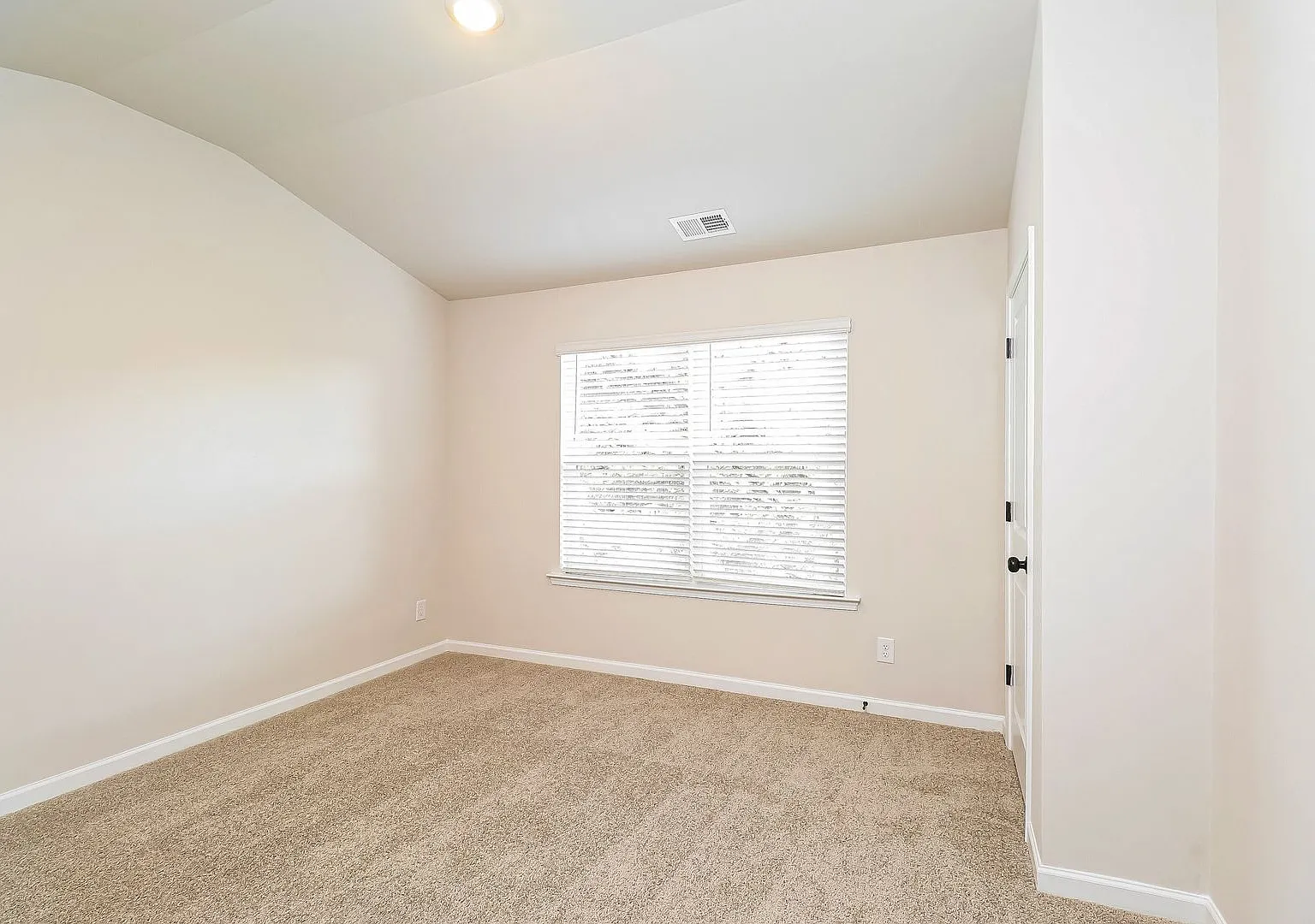 Beautiful 3BR 3.5BA Townhome w/ Full Appliance Kitchen Garage Parking in University — Photo 3