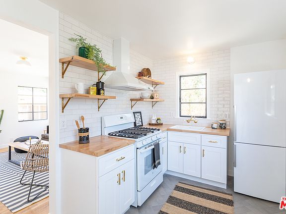 5th image of 2930 Elm St #1/2