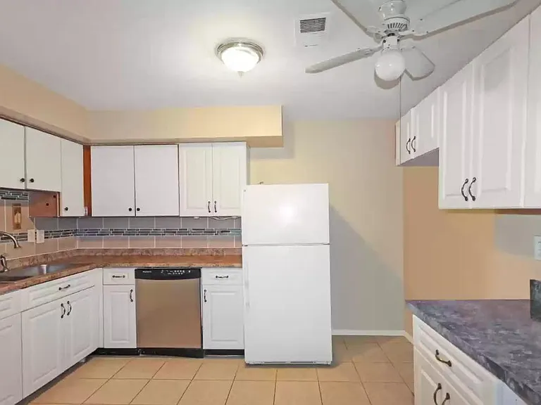 D13 Avon Dr #D13 — Photo 7
