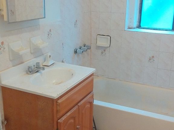 3rd image of 364 E 209th St APT 4C
