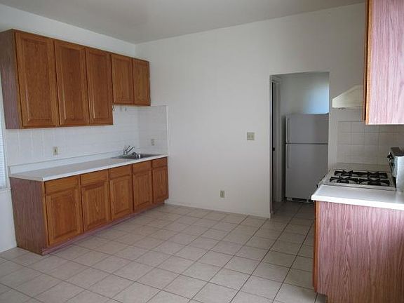 Large eat in kitchen, can fit dinning table