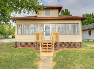 601 S Sycamore St, Villa Grove, IL