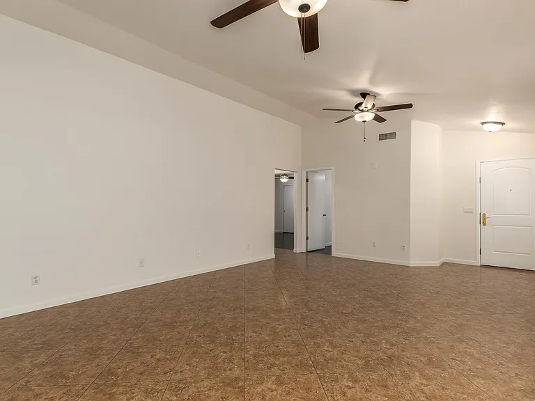 4634 E Grovers Ave — Photo 7