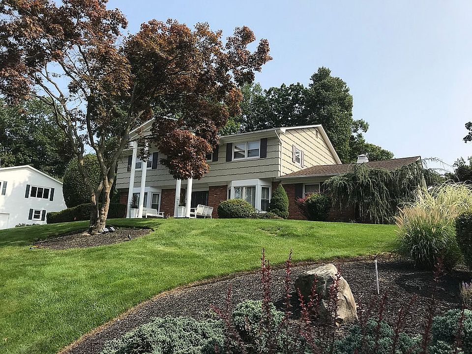 1st image of 27 Woodhaven Dr