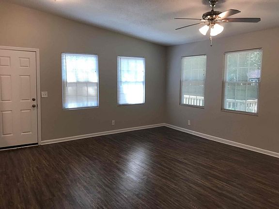 3rd image of 320 Sprucewood Dr