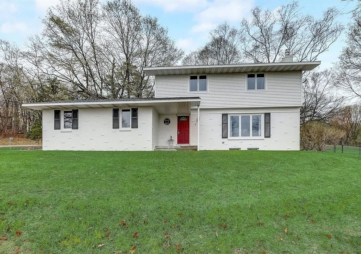 Spacious 4BR House in Prior Lake — Photo 1