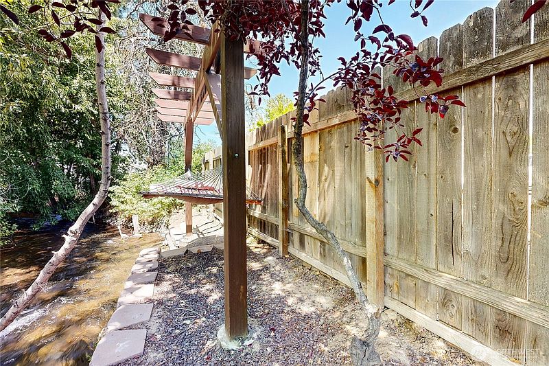 3rd image of 905 Cowl Street