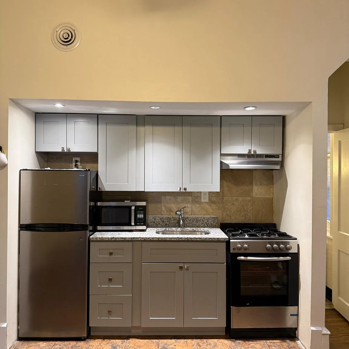 1 bed, 1.0 bath, 5000 sqft, $1,175 — Photo 1