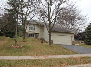 6226 Whispering Oaks Dr, Eden Prairie, MN 55346