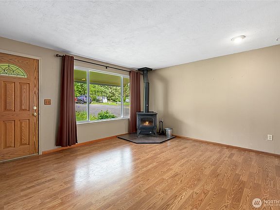 4th image of 2115 Lorraine Drive SE
