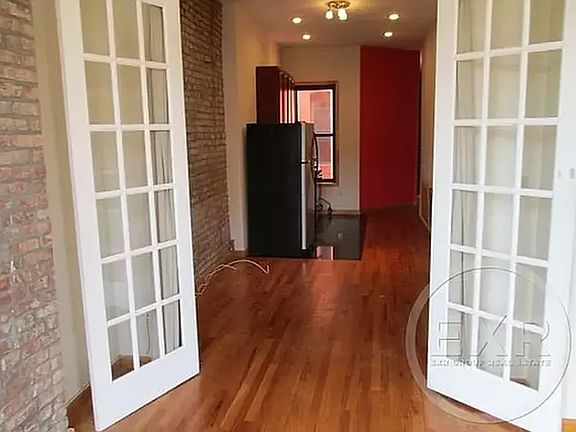4th image of 291 Cornelia St #1B