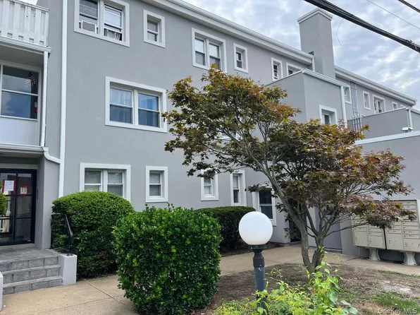 830 E Broadway APT 109, Long Beach, NY 11561