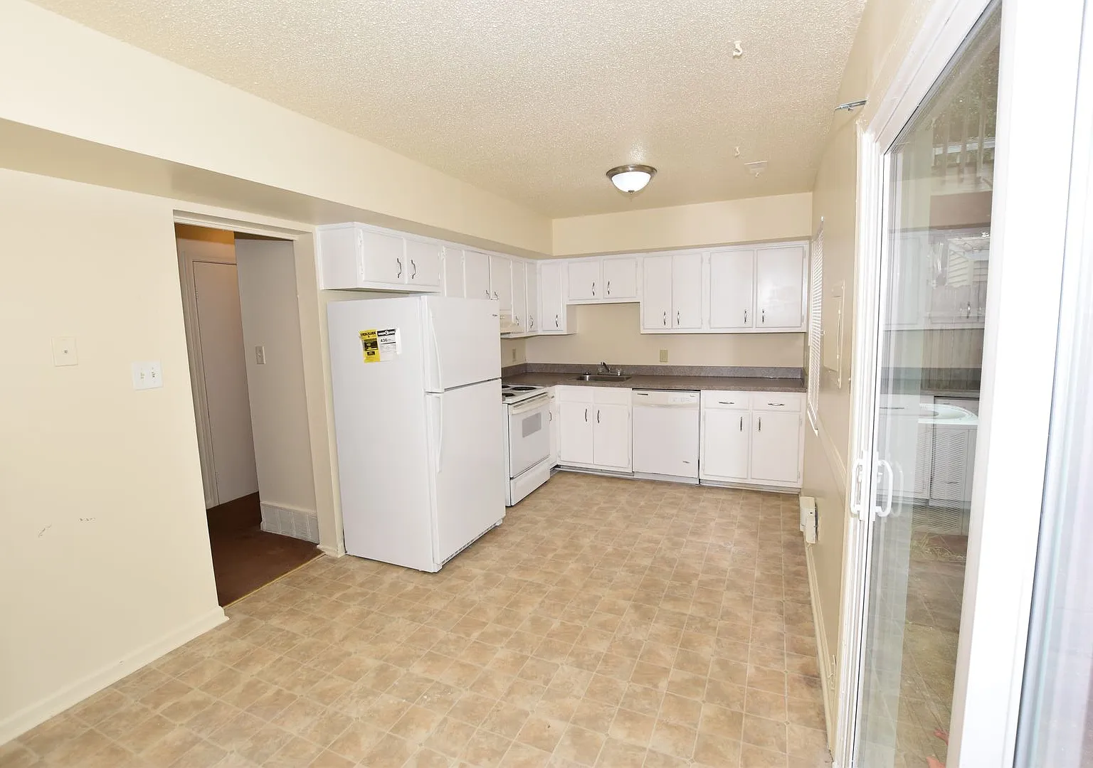 2 Bedroom Virginia Beach Townhome — Photo 4