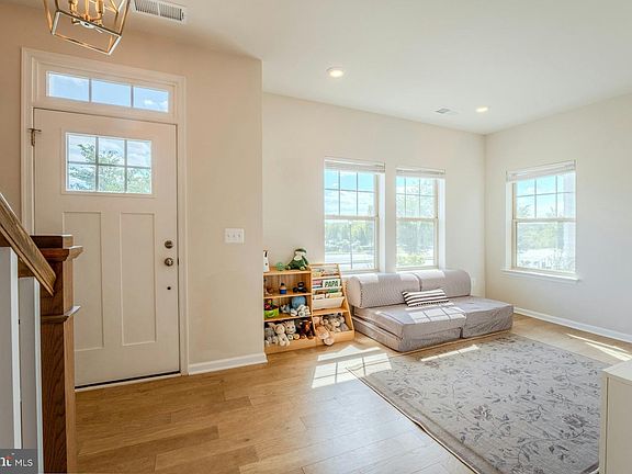 4th image of 813 Sawback Sq NE