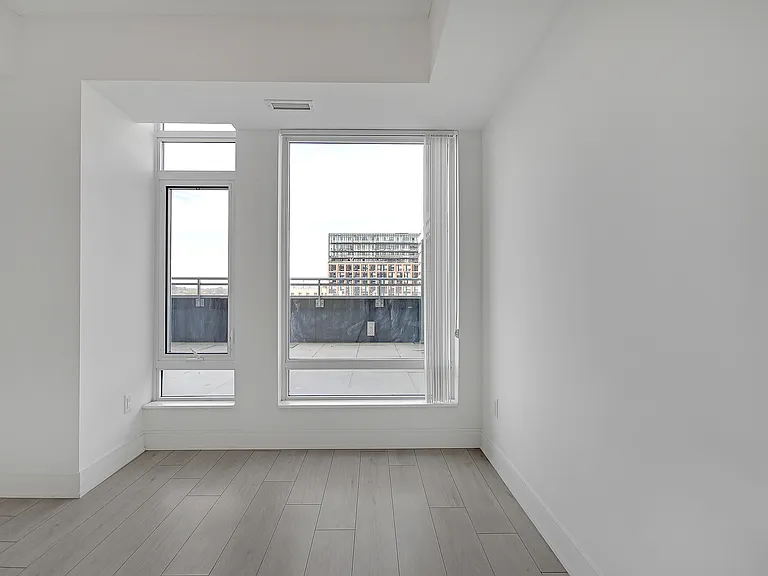 525 Adelaide St W — Photo 5