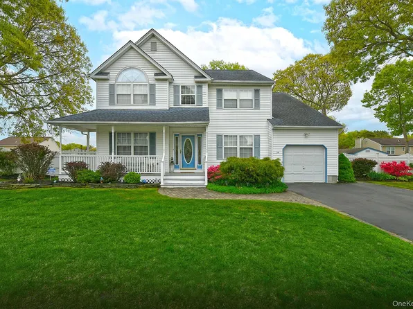 79 6th Avenue, Holtsville, NY 11742