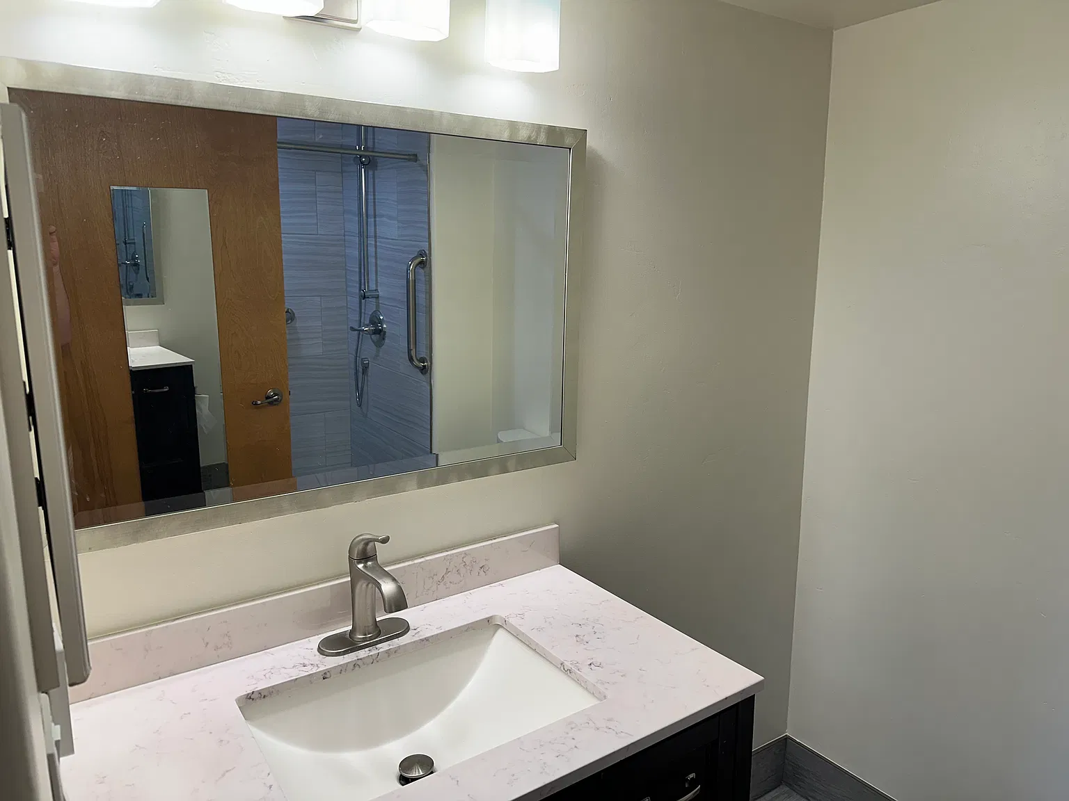 3 bed, 1255 sqft, $3,800 — Photo 3