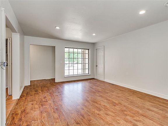 4th image of 11613 Oakdale St