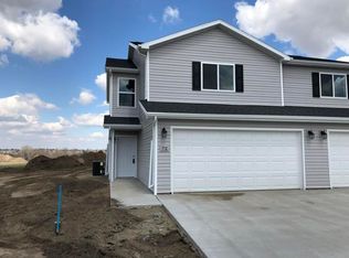 712 Hillcrest Dr SE, Mandan, ND 58554