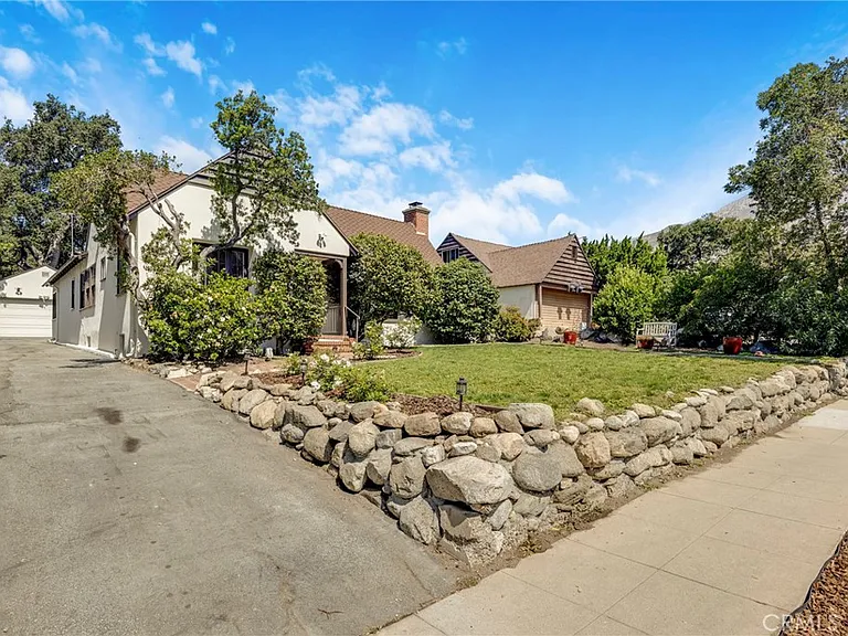 2151 N Altadena Dr — Photo 39