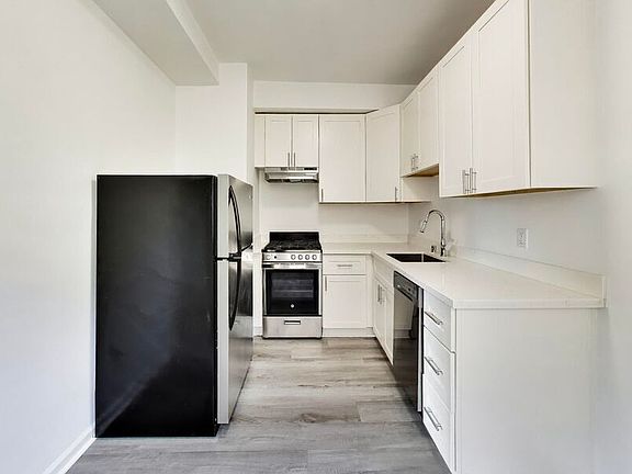 3rd image of 525 Leavenworth St #18