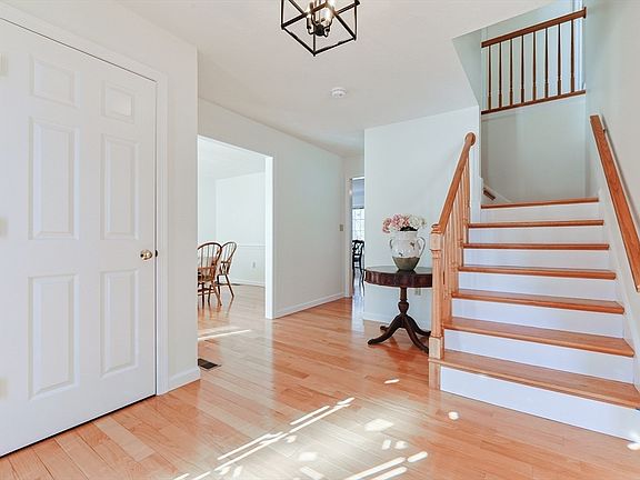 4th image of 24 Russet Hill Rd