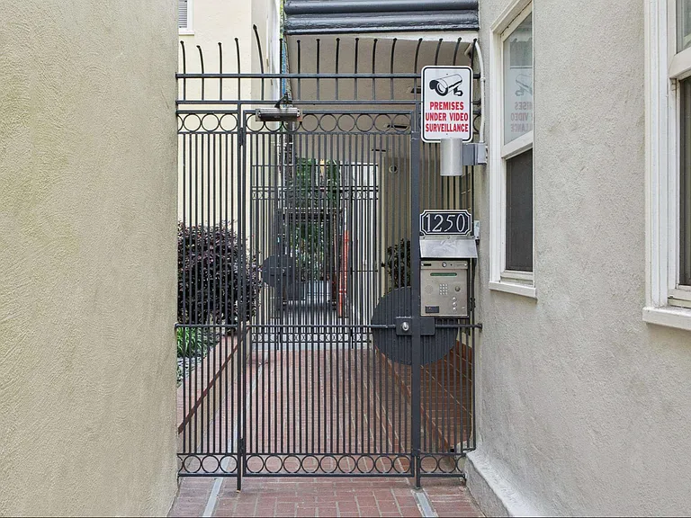 1250 Clay St — Photo 33