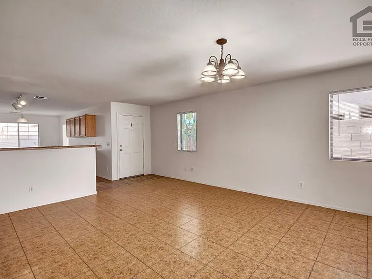 7407 S Sunrise Way — Photo 3