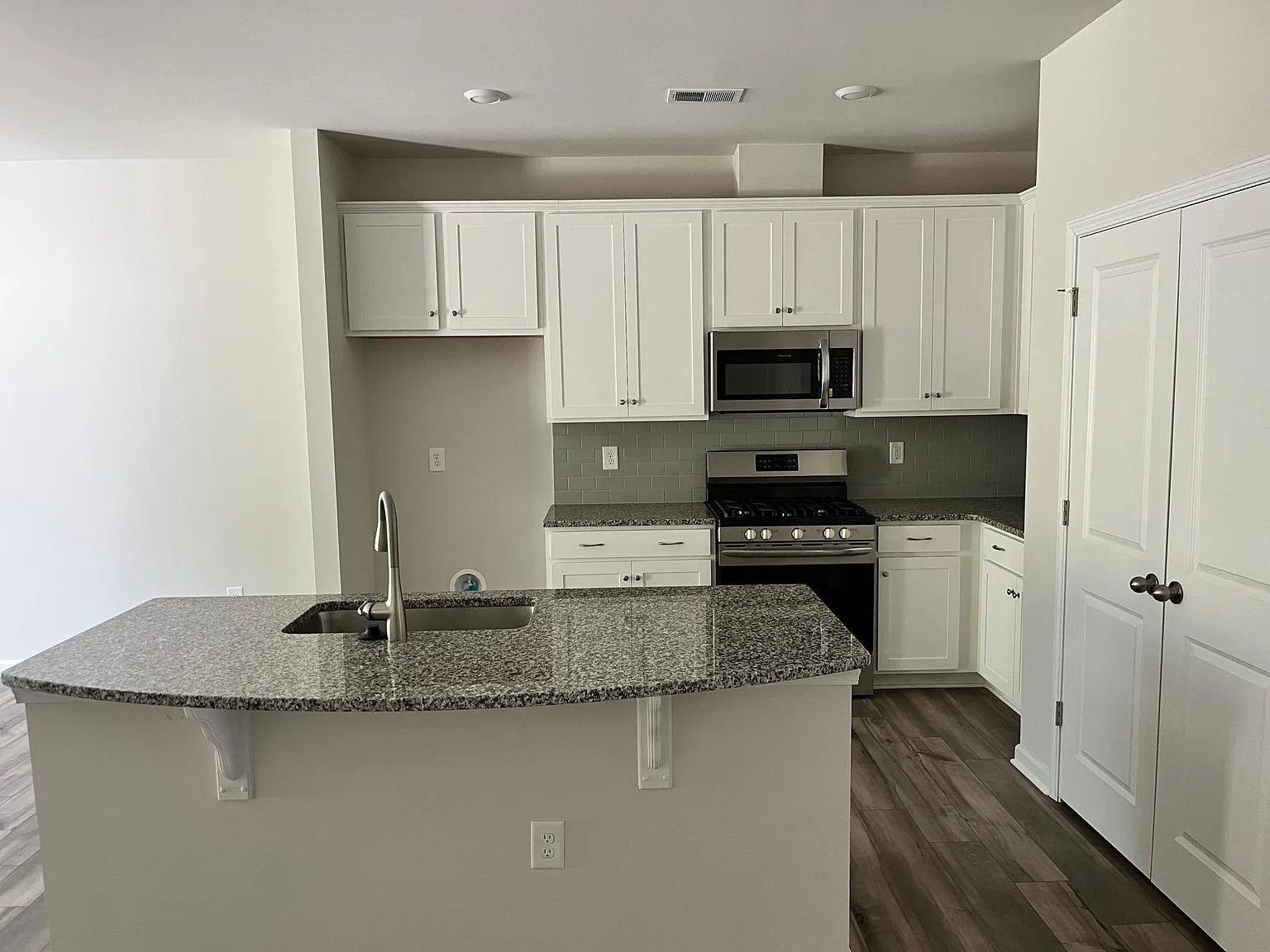 3 bed, 2.5 bath, 1729 sqft, $2,400 — Photo 3