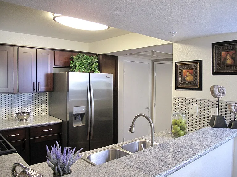 Park Regency Apartments — Photo 13