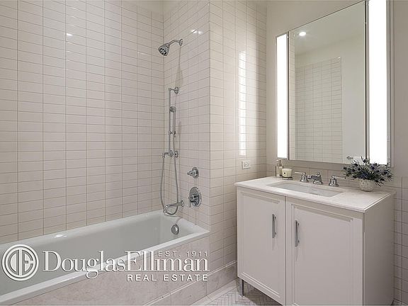 4th image of 100 Barclay St #14L