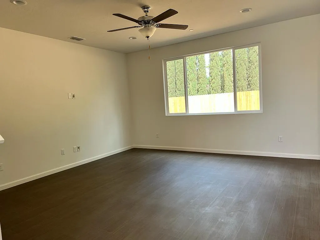 5 bed, 2217 sqft, $3,250 — Photo 4