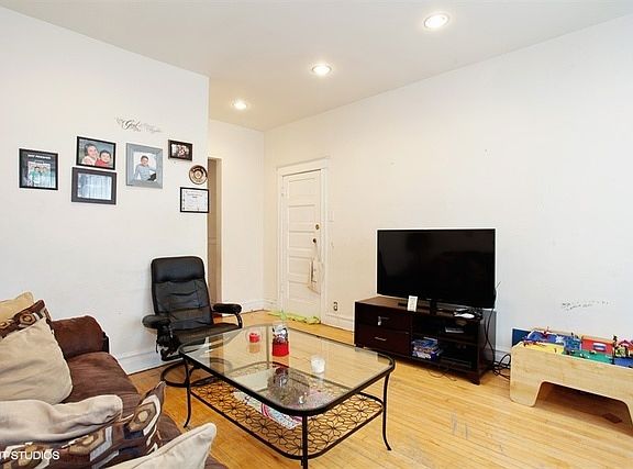 4th image of 1212 Lombard Ave