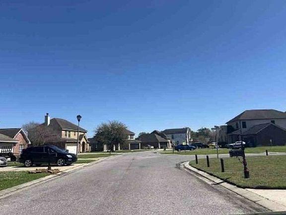 Exterior Neighborhood (street photo)