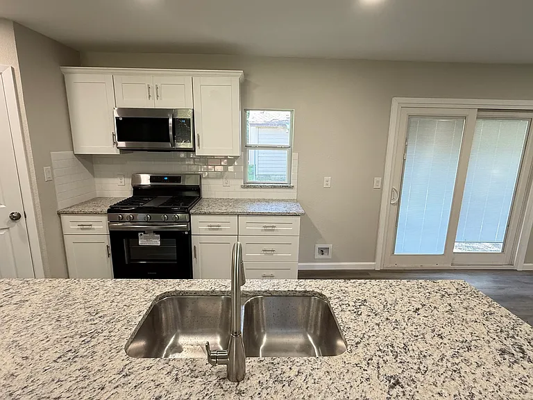 1817 Crescent St — Photo 19