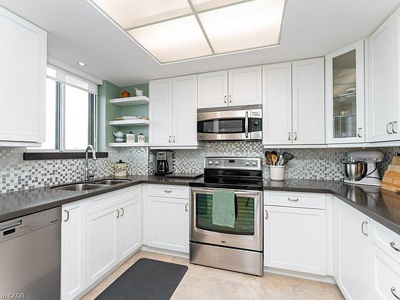 3rd image of 880 Dundas St W #1106