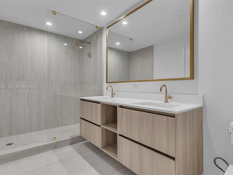 77 SE 5th St #Penthouse 03 — Photo 16