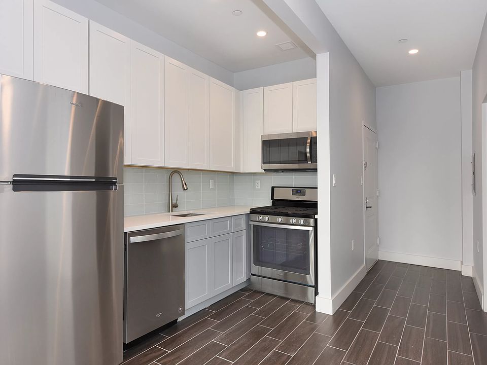 1st image of 25-03 32nd St Penthouse 2