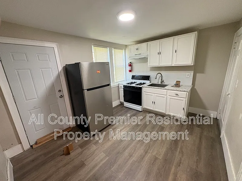 2 bed, 1.0 bath, $1,500 — Photo 1