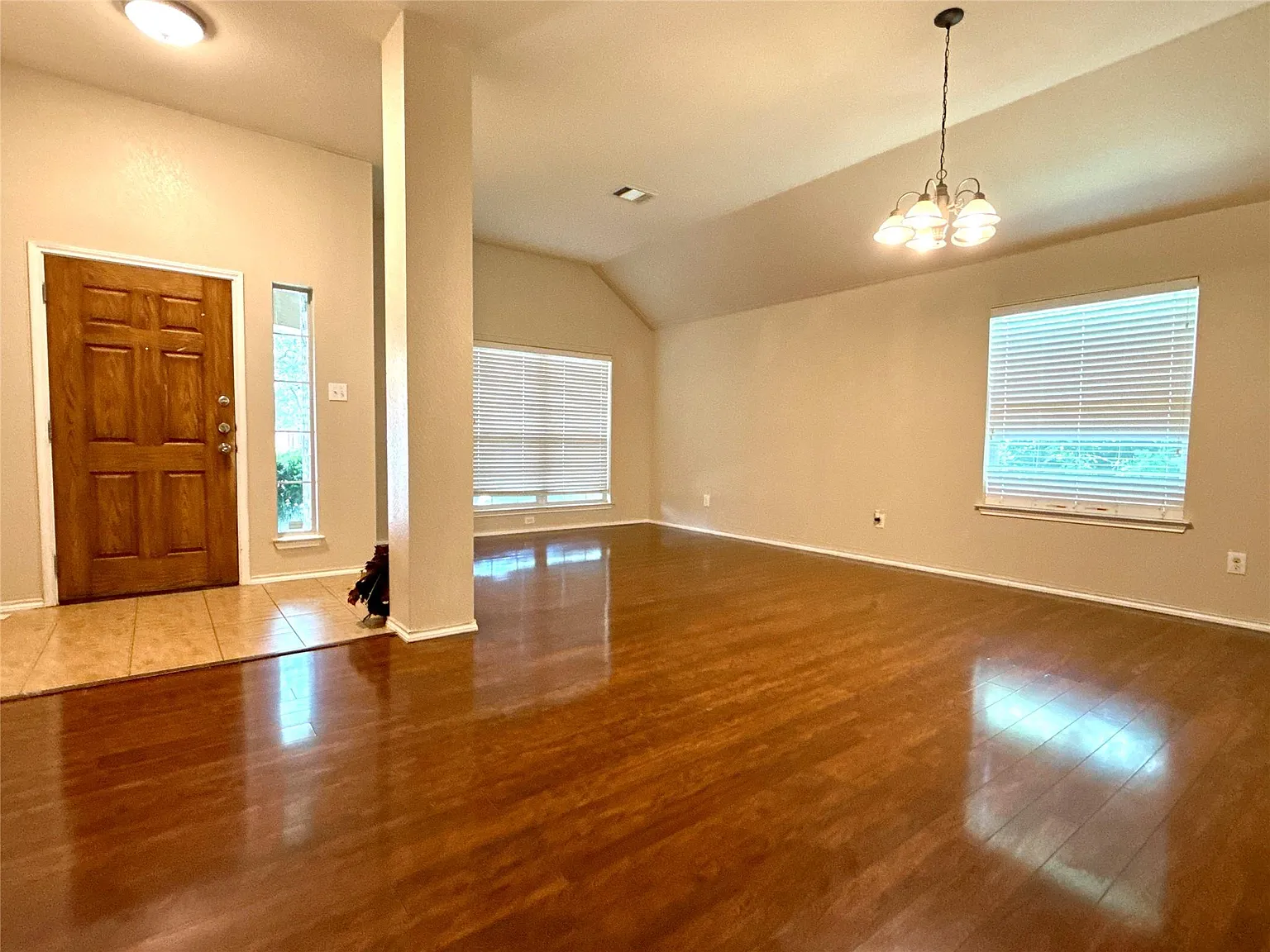 3 bed, 2.0 bath, 1847 sqft, $2,100 — Photo 3