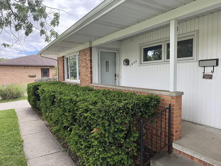 1630 Greenview Dr — Photo 2