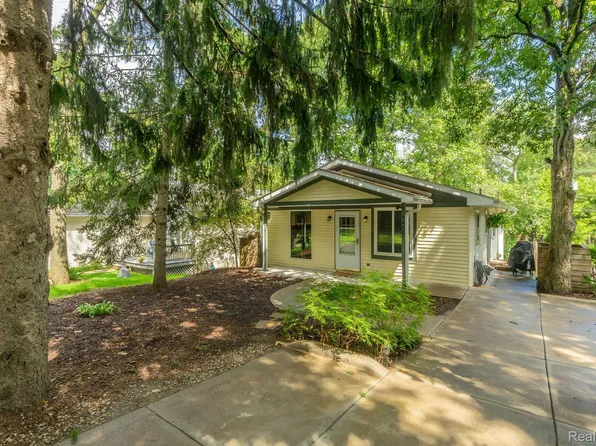 4885 Walker Dr, Brighton, MI 48114