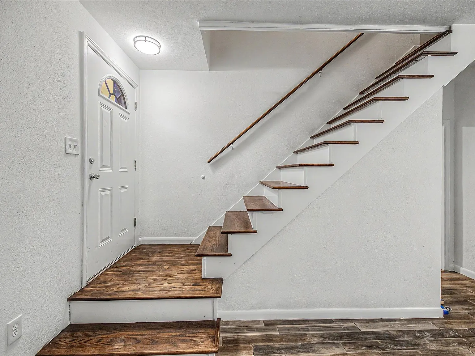 3 bed, 2.5 bath, 1350 sqft, $2,199 — Photo 2